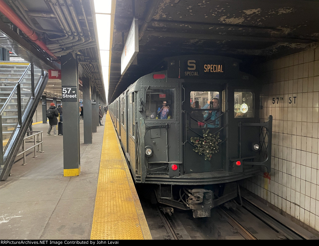 A rear view of the Arnine consist stopped at 57th St Station during a delay 